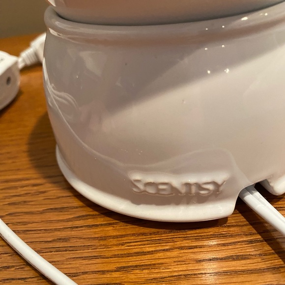 Scentsy Warmer - Picture 3 of 3